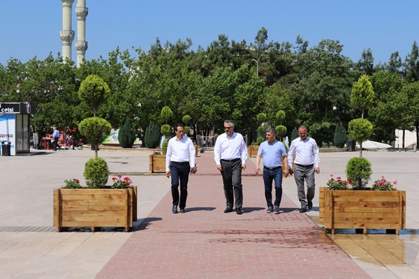 15 TEMMUZ DEMOKRASİ MEYDANI AHŞAP SAKSILAR İLE ÇİÇEKLENDİRİLDİ