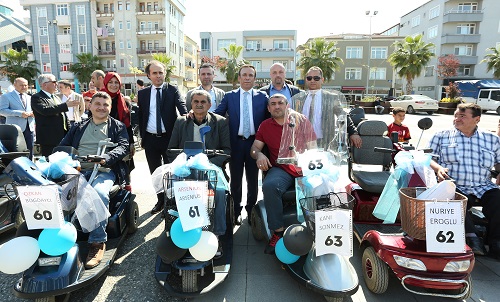 Akülü araçlar sahipleriyle buluştu