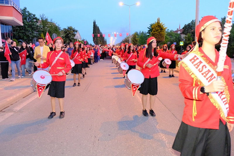 BAFRA’DA GENÇLİK HAFTASI KAPSAMINDA FENER ALAYI DÜZENLENDİ