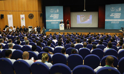 BAKAN KILIÇ İŞİTME ENGELLİ SPORCULARLA BİR ARAYA GELDİ