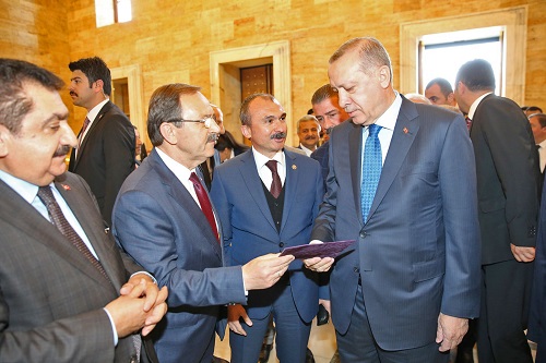 BAŞKAN ŞAHİN CUMHURBAŞKANIMIZA DAVETİYESİNİ ARZ ETTİ