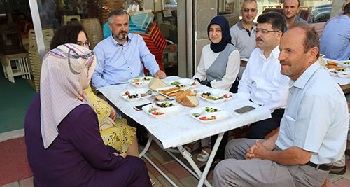 BELEDİYE BAŞKANI KILIÇ, YÜN PAZARI ESNAFI İLE KAHVALTIDA BİR ARAYA GELDİ