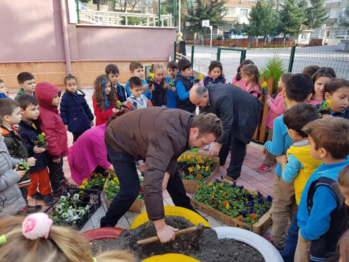 İSMET İNÖNÜ İLKOKULUNDA LASTİKLER ÇİÇEK AÇTI !