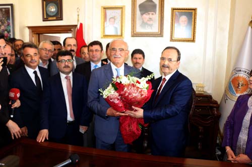 Yusuf Ziya Yılmaz makamını Zihni Şahin'e devretti 