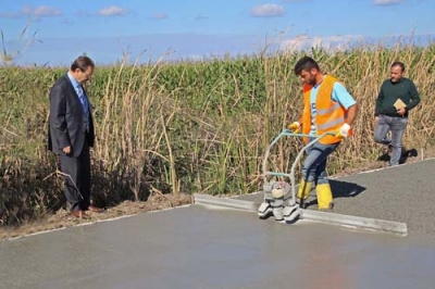 BAFRA BELEDİYESİ 40.000 METRE BETON YOL YAPTI