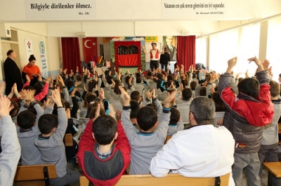 BAFRA BELEDİYESİ’NDEN OKULLARA TİYATRO SERGİLENDİ