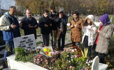 BAL , CEMAL HOCA' NIN KABRİNİ ZİYARET ETTİ