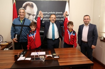 BAŞKAN ŞAHİN, ÖZEL ZİYARETÇİLERİ MAKAMINDA KABUL ETTİ