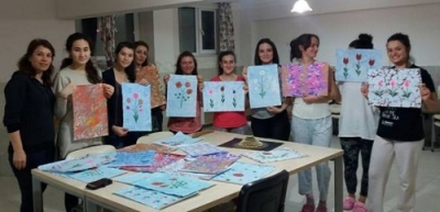 Uluslararası Kız  Öğrenciler Ebru Sanatı Öğreniyor